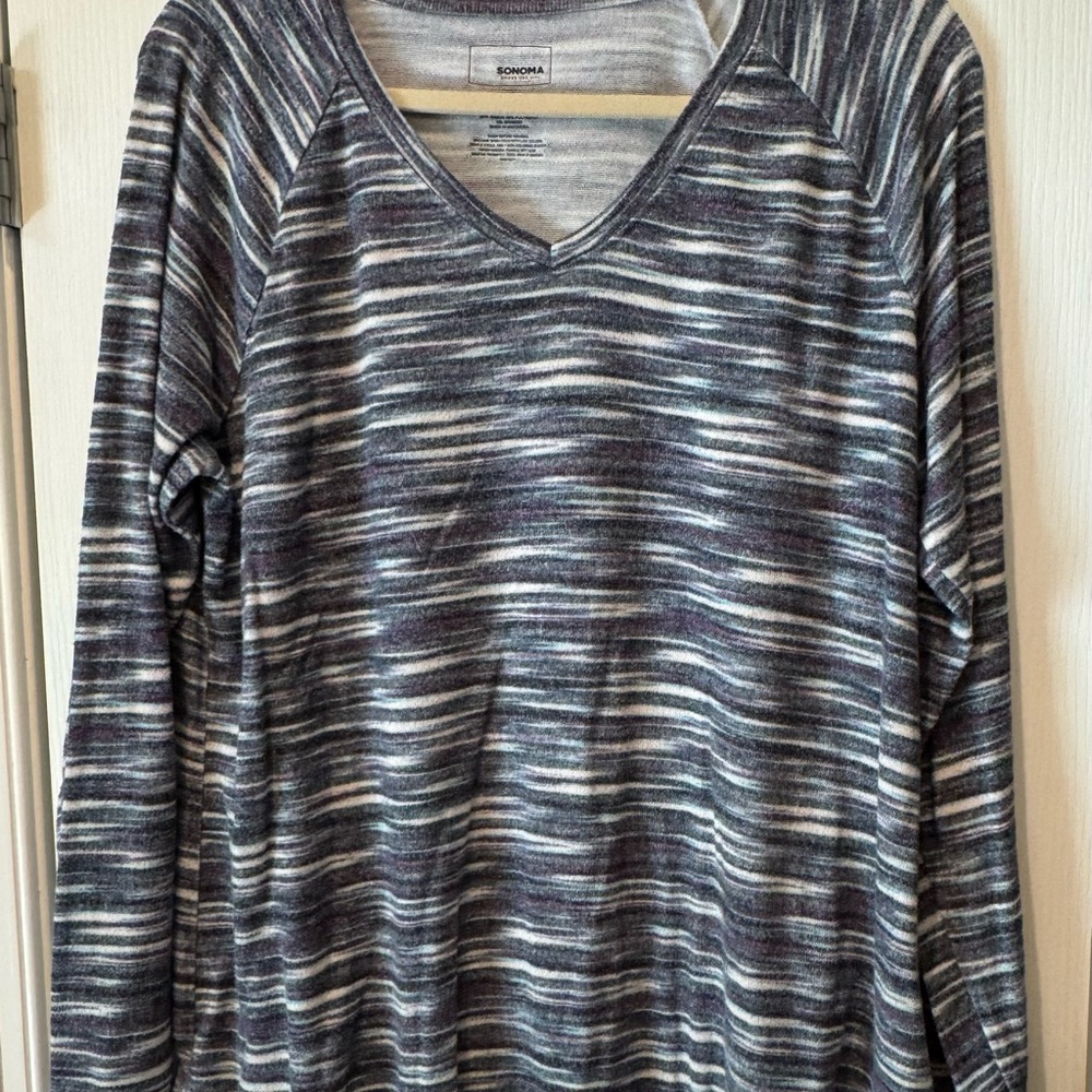 Womenโs Sonoma V-neck Blue Striped Sweater XL